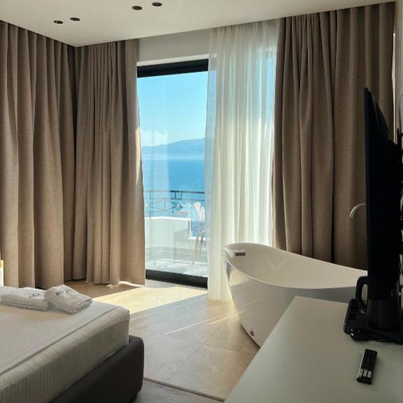 Deluxe Suite with Spa Bath
